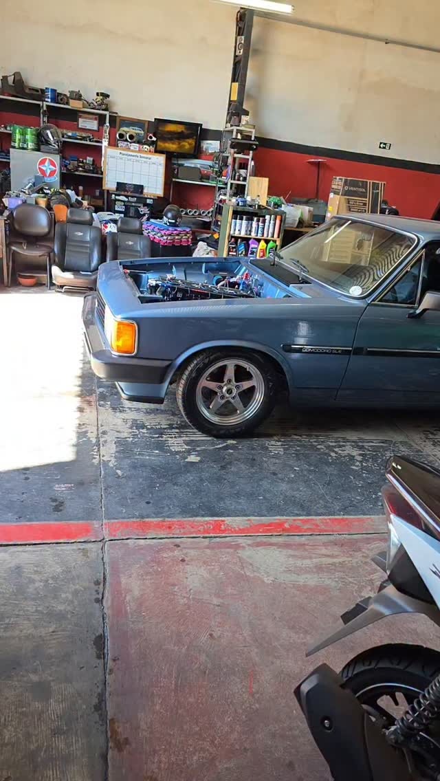 Opala de perfil com rodas e suspensão ajustadas