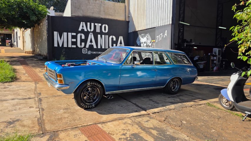 Caravan azul estacionada em frente à oficina FL Motorsport