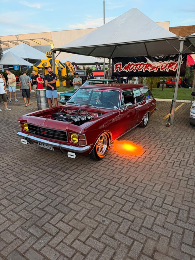 Caravan Comodoro vermelha exposta no estande da FL Motorsport em evento