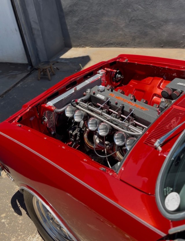 Cofre vermelho com motor 6 cilindros preparado e corpos de injeção individuais