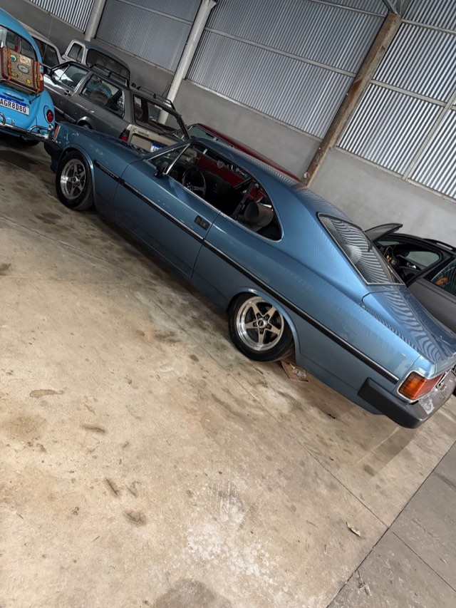 Chevrolet Opala cupê azul rebaixado na oficina