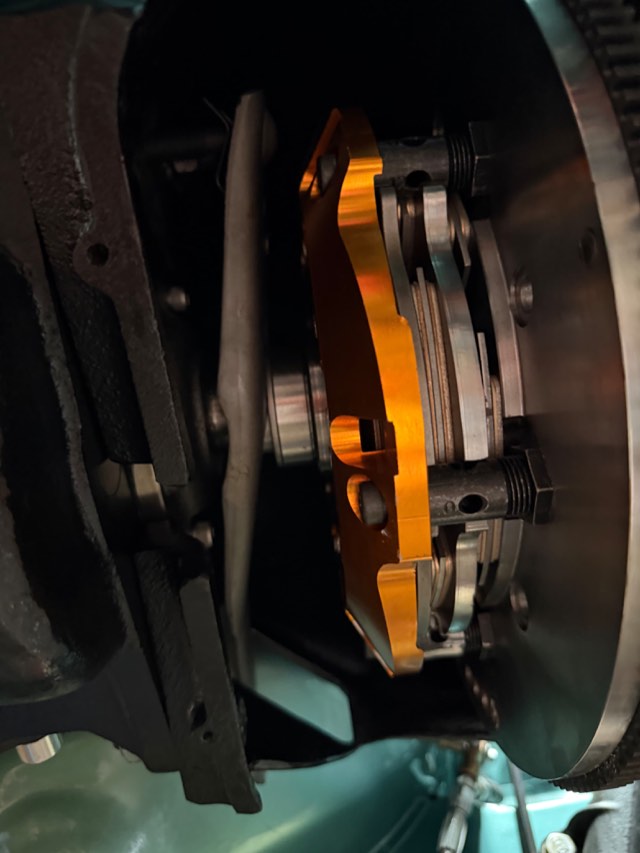 Embreagem multidisco de competição montada no volante do motor