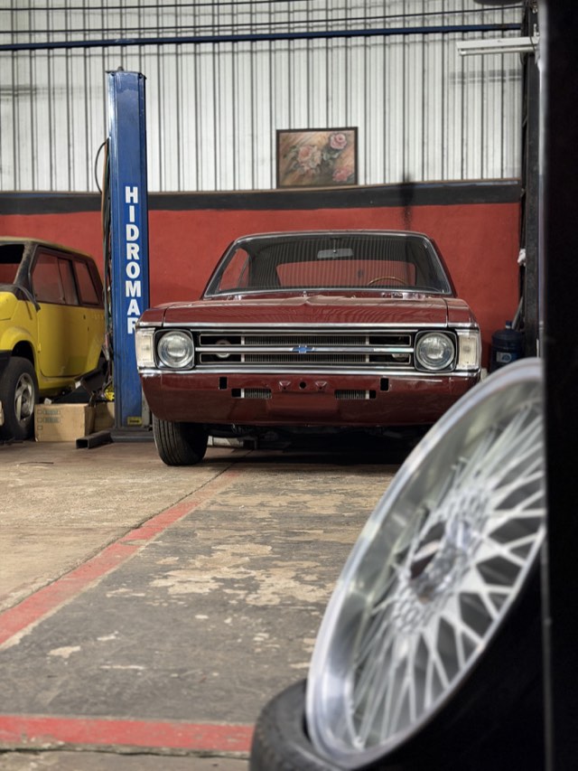 Chevrolet Opala vermelho dentro da oficina