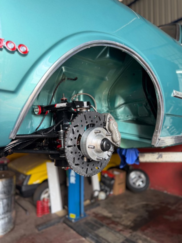 Freio a disco e suspensão dianteira instalados em Opala turquesa