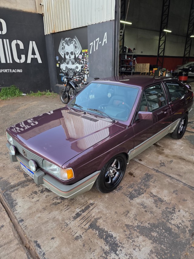 Volkswagen Gol vinho rebaixado em frente à oficina FL Motorsport