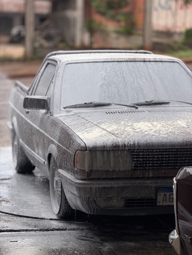 Carro coberto de espuma durante lavagem detalhada