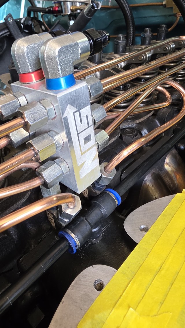 Distribuidor de nitro NOS com linhas de cobre instalado no motor