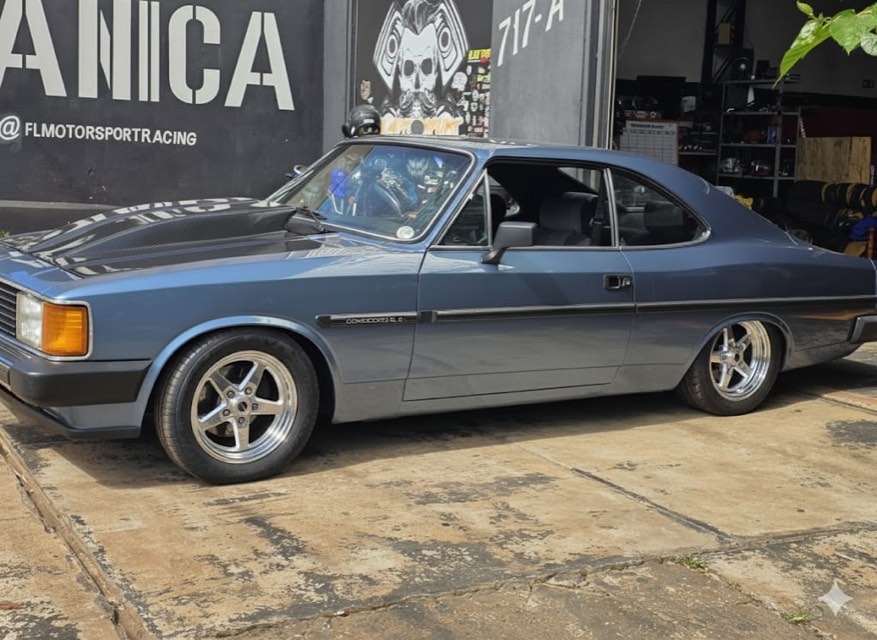 Opala cupê azul em frente à oficina FL Motorsport