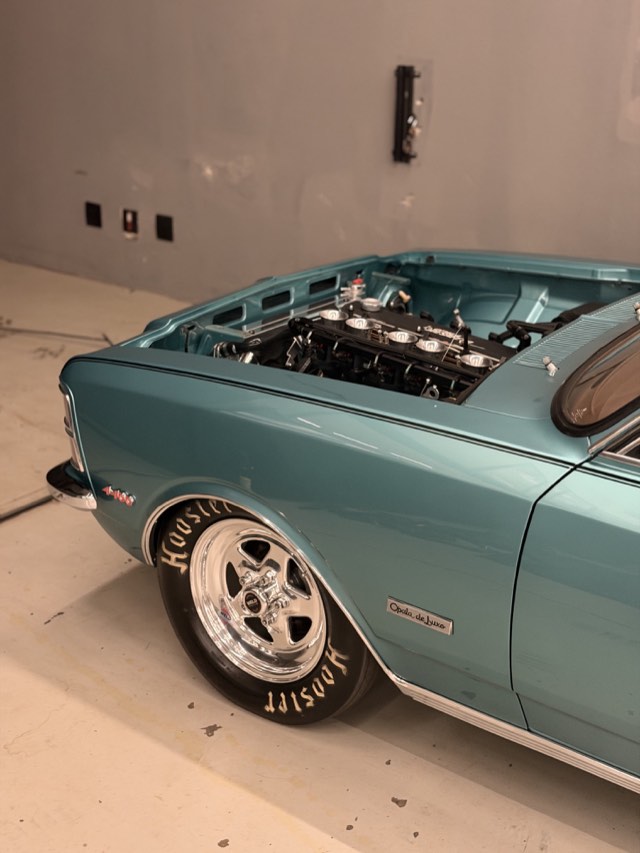 Opala turquesa com cofre aberto e motor 6 cilindros com corpos de injeção individuais