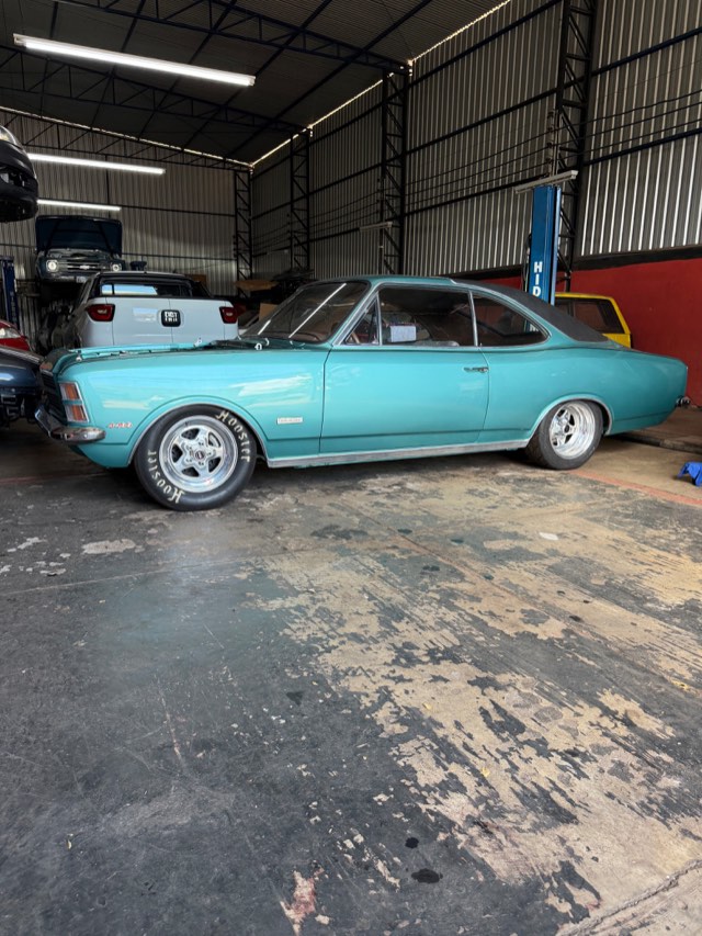 Opala turquesa de perfil dentro da oficina