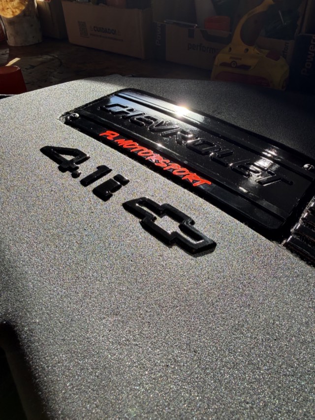Tampa do motor Chevrolet 4.1i personalizada com a marca FL Motorsport