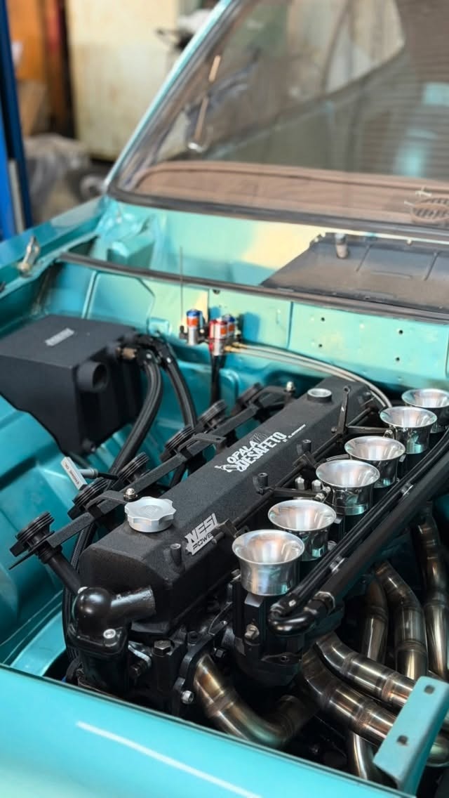 Motor 6 cilindros 4.1 de Chevrolet Opala com corpos de injeção individuais